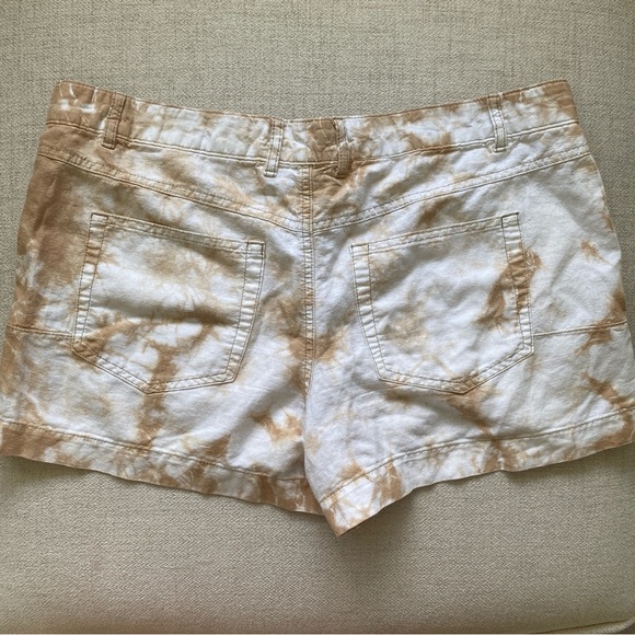 Gap Tan and White Tie-Dye Shorts - Picture 2 of 3